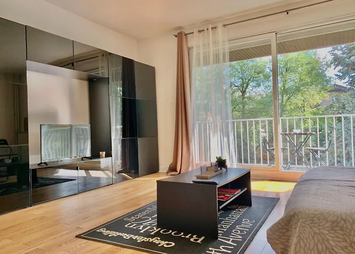 Appartement 12 Min Paris - Parking Prive Gratuit - Wifi - Netflix - Balcon