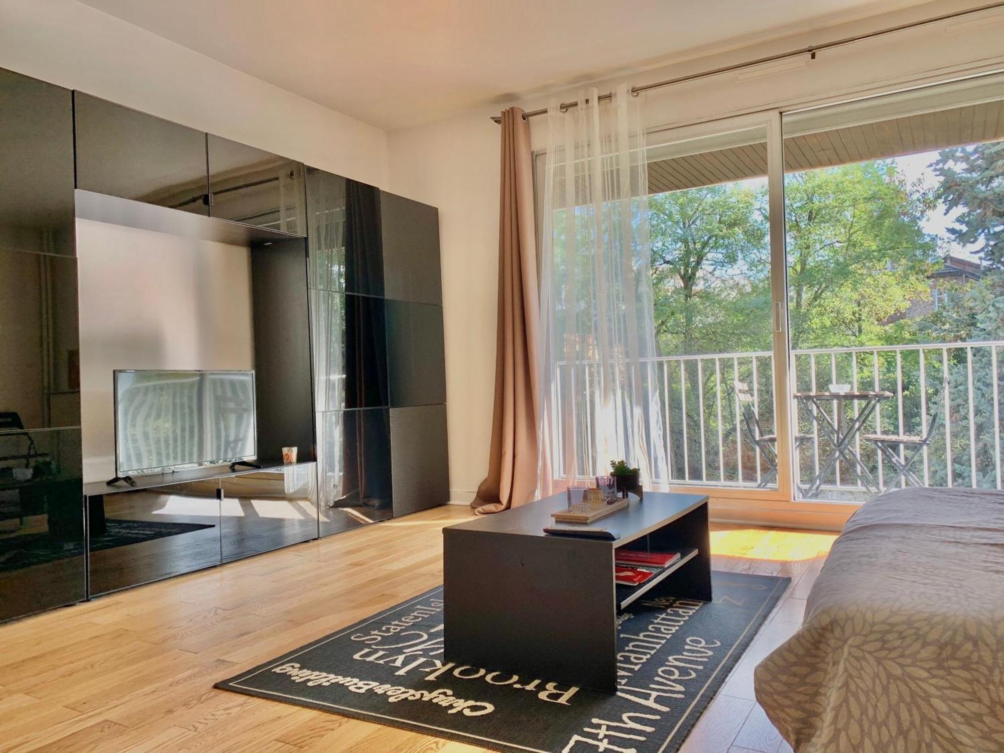 Appartement 12 Min Paris - Parking Prive Gratuit - Wifi - Netflix - Balcon *
